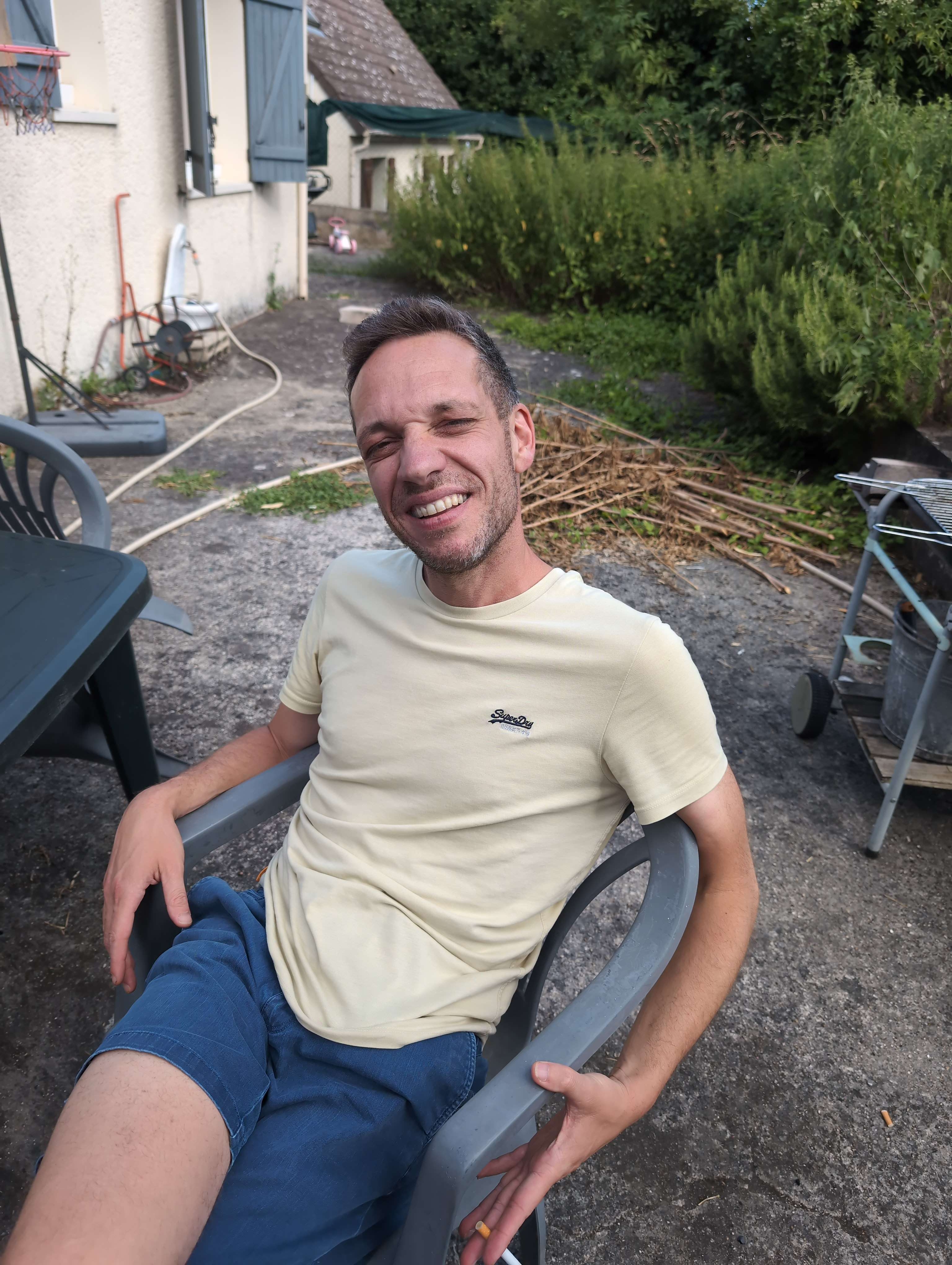Portrait de membre du groupe NFNR en extérieur