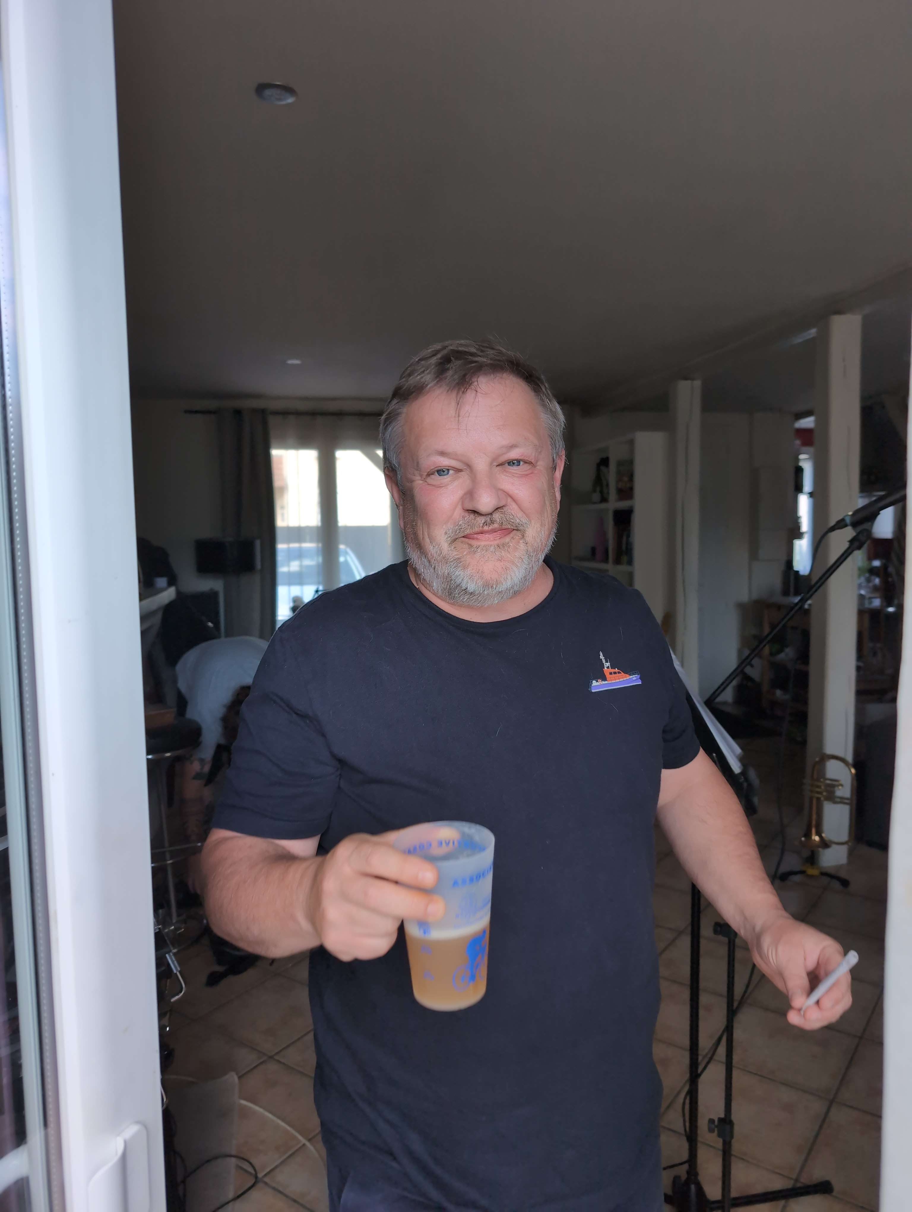 Portrait d'un autre membre du groupe NFNR au seuil de la porte